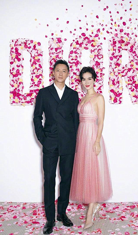 |卢靖姗官宣怀孕,韩庚戴假肚皮陪老婆合影,网友;真有创意