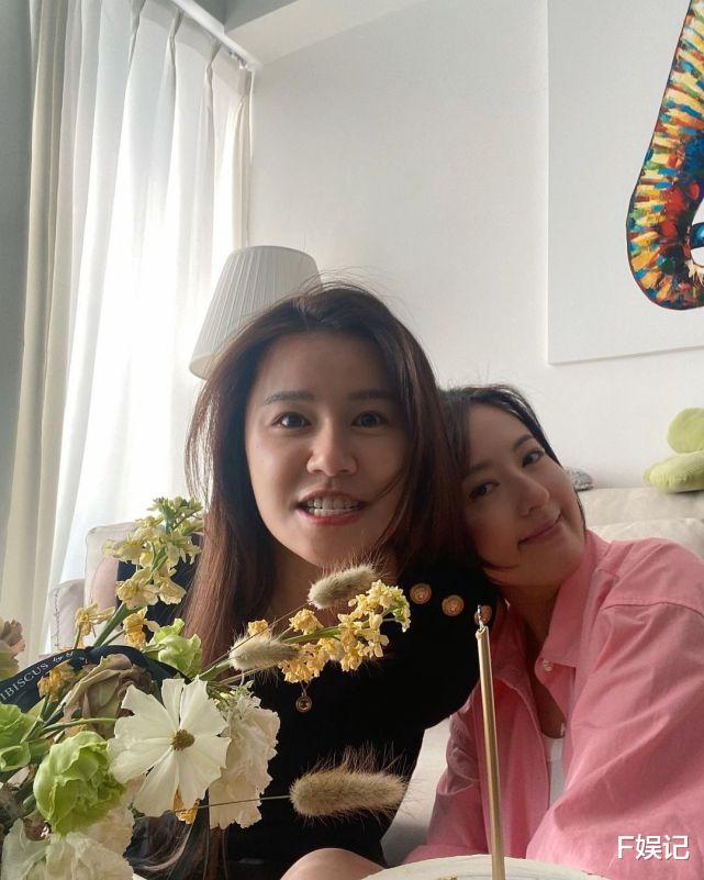 唐诗咏|黄翠如为唐诗咏补过生日 两人贴脸用搞怪表情合影显闺蜜情深