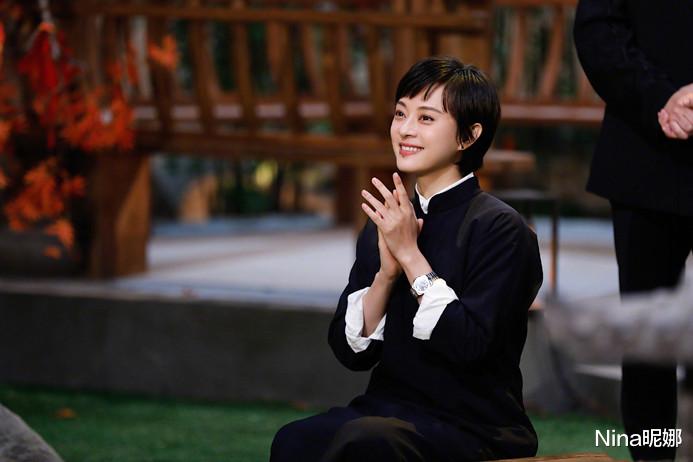 孙俪|孙俪年后首个大片，穿吊带彻底放开秀身材，躺草坪上拍摄睡姿太牛