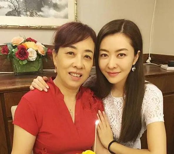 熊黛林|走进熊黛林在香港的家,自己的衣柜占了三面墙,老公把她当公主宠