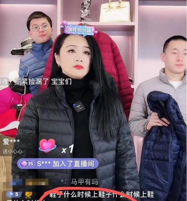 曹颖|曹颖晒全家福庆结婚纪念日,11岁王梓涵被赞帅气,网友在线催二胎