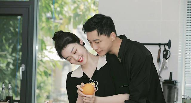 王能能|首档CP团综官宣定档，罗拉王能能甜蜜同居，名笑CP“约法三章”