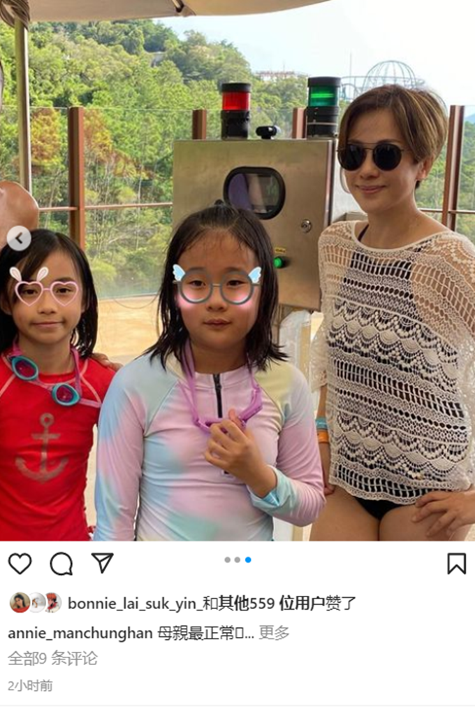文颂娴|文颂娴带9岁女儿现身水上乐园,穿泳衣大秀身材,皮肤白皙似少女