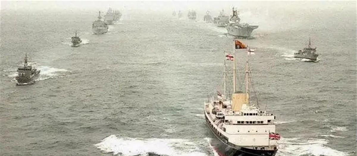 1997年香港回归前夕，英军30艘军舰兵犯南海，中方：撞就撞谁怕谁