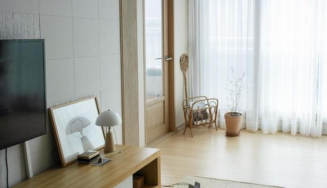 原来留住人心的家，靠的不是豪装！木质+奶茶色，她家掌握了重点