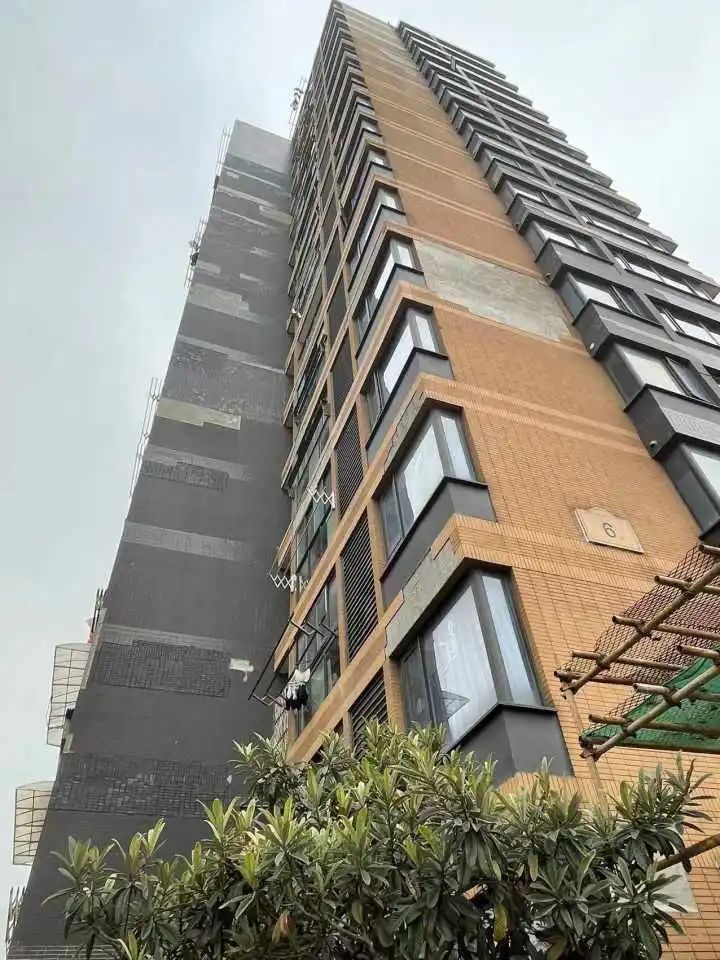 墙砖|“几百万买的房子，安全得不到保障！”小区业主集体愁煞