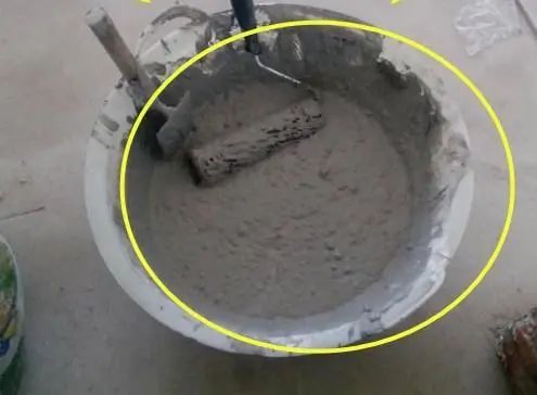 卫生间做地砖上墙总是掉？老泥工家都这样做，不空鼓更牢固！