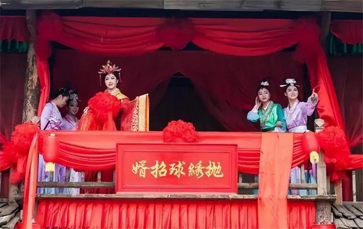 富家才女说了一个上联,称:我不看长相,谁能接出下联我就嫁给谁