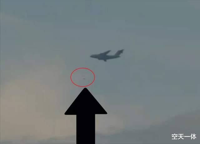 运20低空飞行，周围出现UFO，被不明飞行物绕飞跟踪？