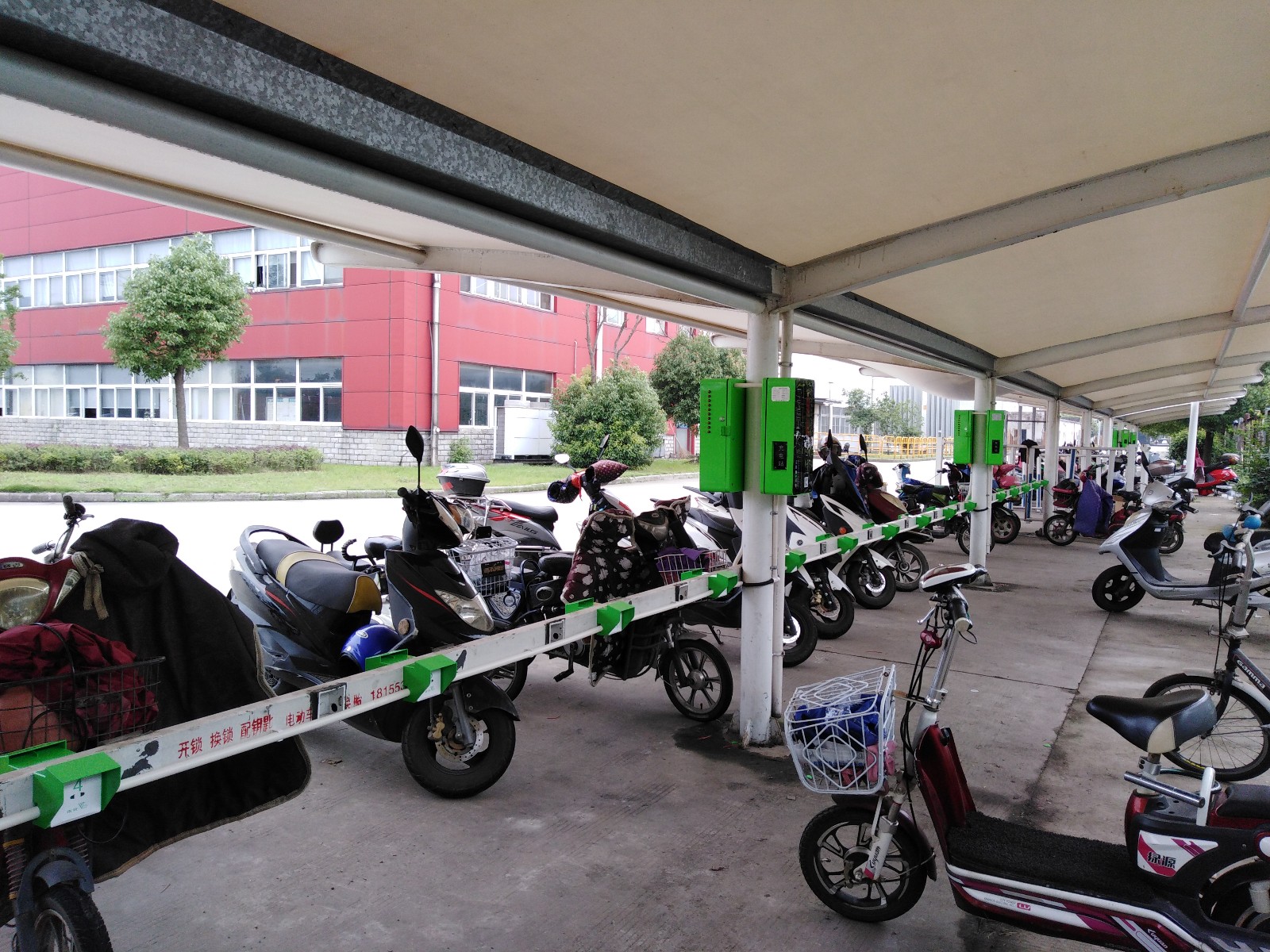 电动自行车|比手机还先进!全国首条电动自行车无线充电带落地:比有线充得快