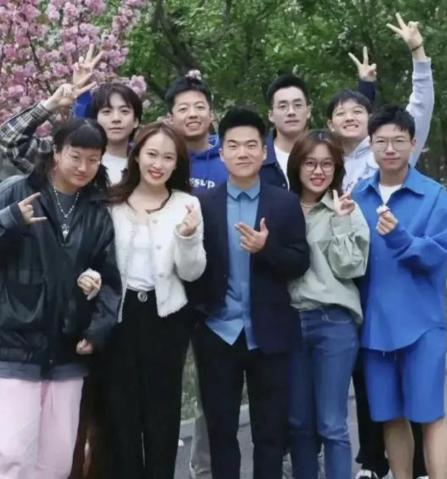 董宇辉|董宇辉与她合影亲密又登对，网友送祝福，是找到“翠花”了吗？