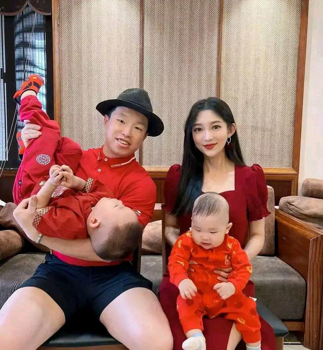 董璇|德云社烧饼：老婆固然漂亮，奈何自己基因强大，俩孩子像复制粘贴