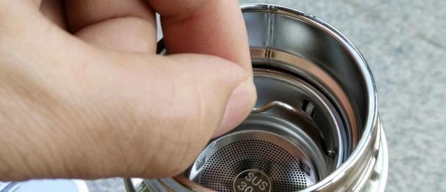 央视曝光“毒保温杯”！热水可变“毒水”，家长们要注意了