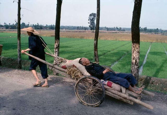 法国摄影师镜头下1980年的中国:那时人们笑容淳朴,贫富差距很小!