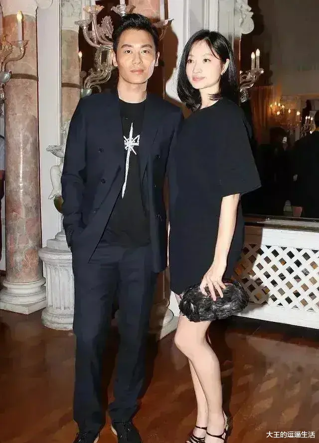 朱亚文|朱亚文老婆太显嫩！黑裙配锁骨发与老公同框，大1岁的她像小妹妹