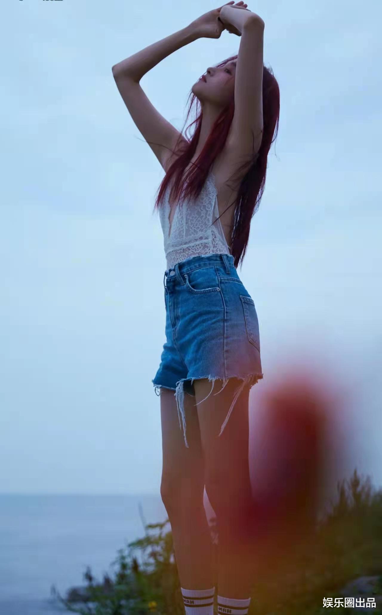 关晓彤|关晓彤穿镂空装拍写真,被质疑“打擦边球”,侧身摆拍成了槽点