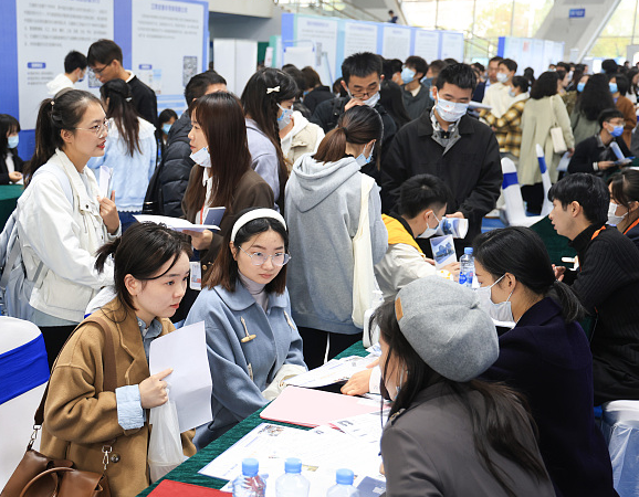 大学生|入职三年达到15万年薪，国企开出优厚条件，为何还是招不满大学生