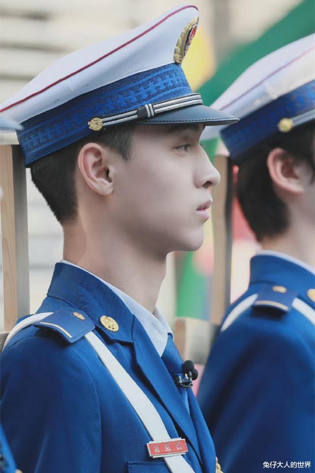 何九华|德云社烧饼何九华同台，上场后拿搭档砸挂，四哥和老秦终究没躲掉