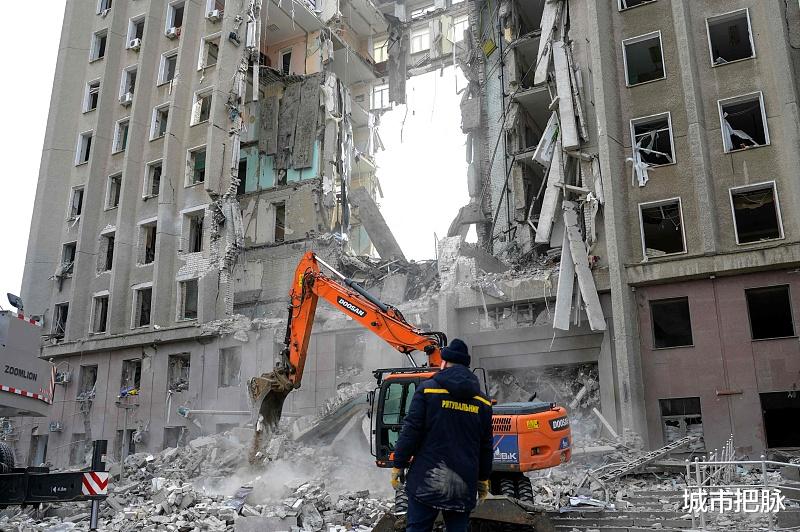 郑州一挖掘机“原地画圈”致人死亡引争议:为何非要把司机击毙?