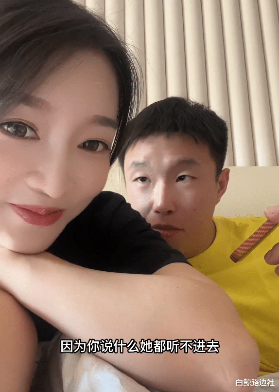 德云社|德云社烧饼夫妻日常曝光！打翻妻子手机引争议，女方颜值胜女明星