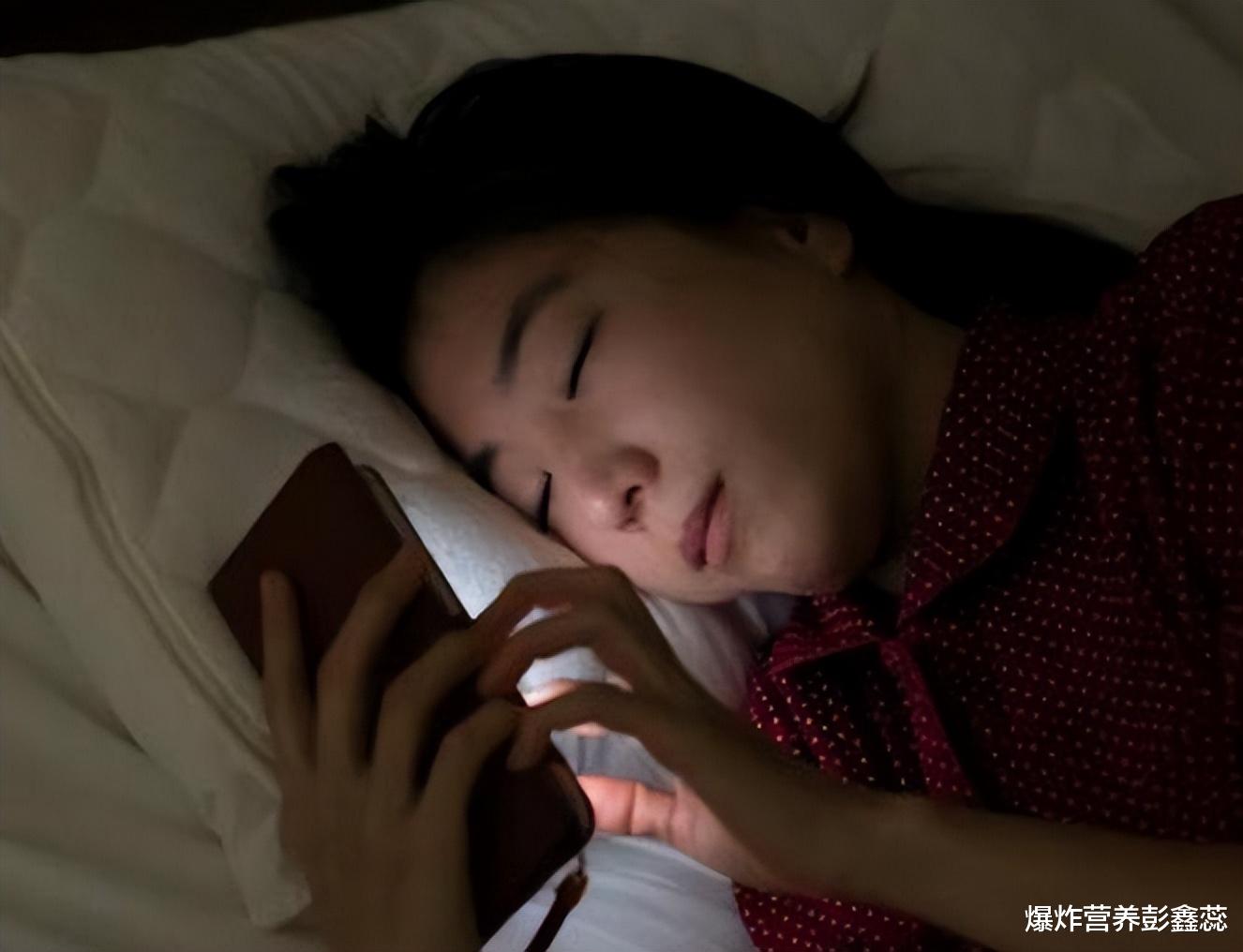睡眠|在睡前经常玩手机,伤眼还会“致癌”,这是事实吗?看看最新研究