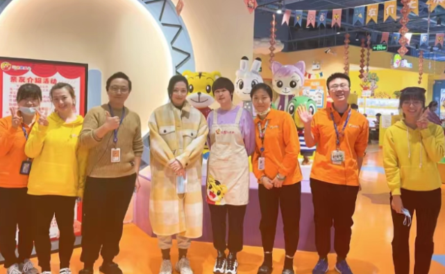 郭碧婷|向佐天津拍戏郭碧婷不放心，穿貂探班显贵气，身材壮硕比丈夫宽