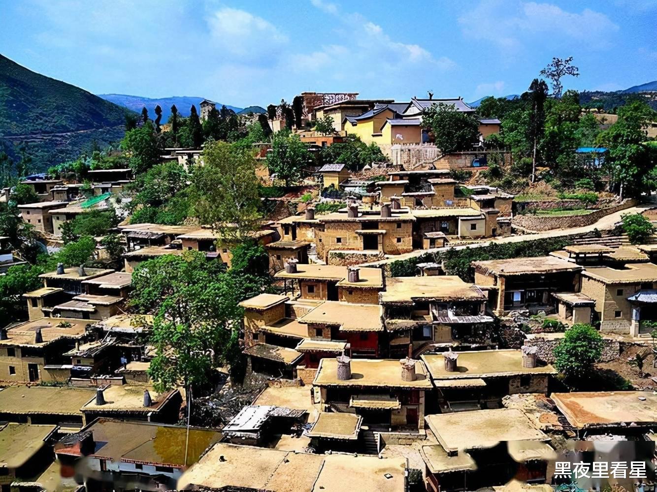 东南亚旅游|泸西一超奇葩古村落,家家相通户户相连,有“泸西布达拉宫”之称