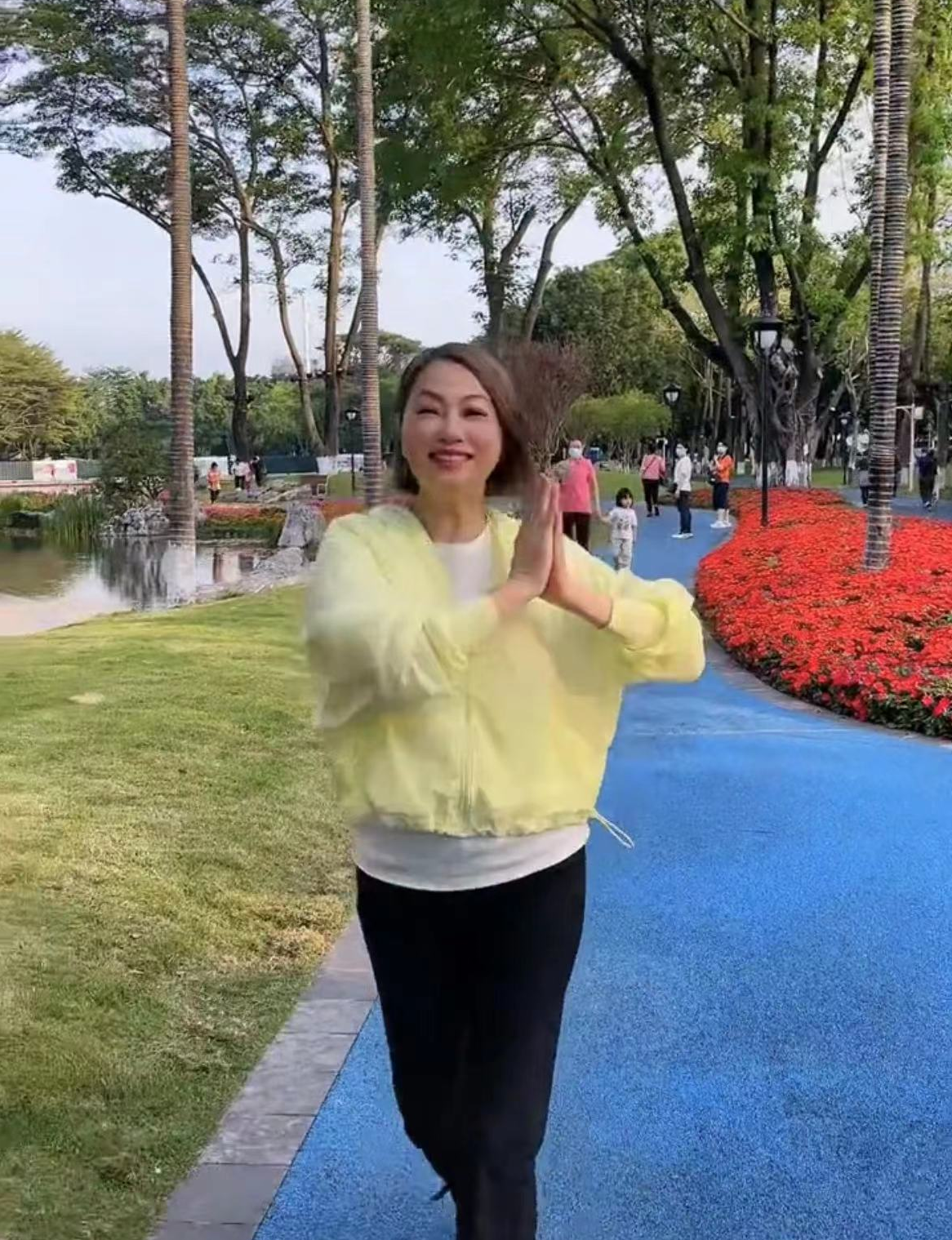 退休|55岁知名港星退休定居内地，打扮朴素逛菜市场，提大包小包笑开怀