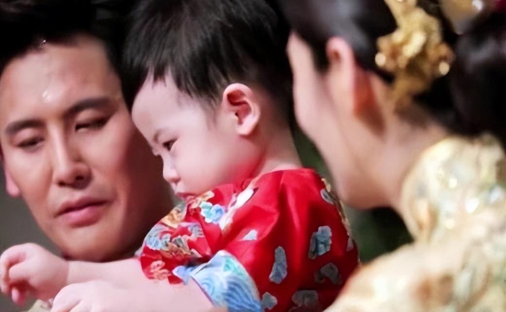 秋瓷炫|秋瓷炫于晓光带四岁儿子用餐,网友拍到女方表情严肃指夫妻俩吵架