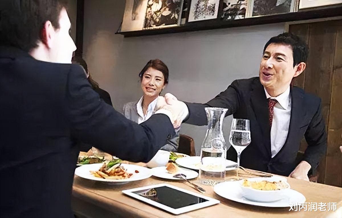 秘书|我去给别人敬酒的时候,他竟然说我不够格,我该怎么化解?