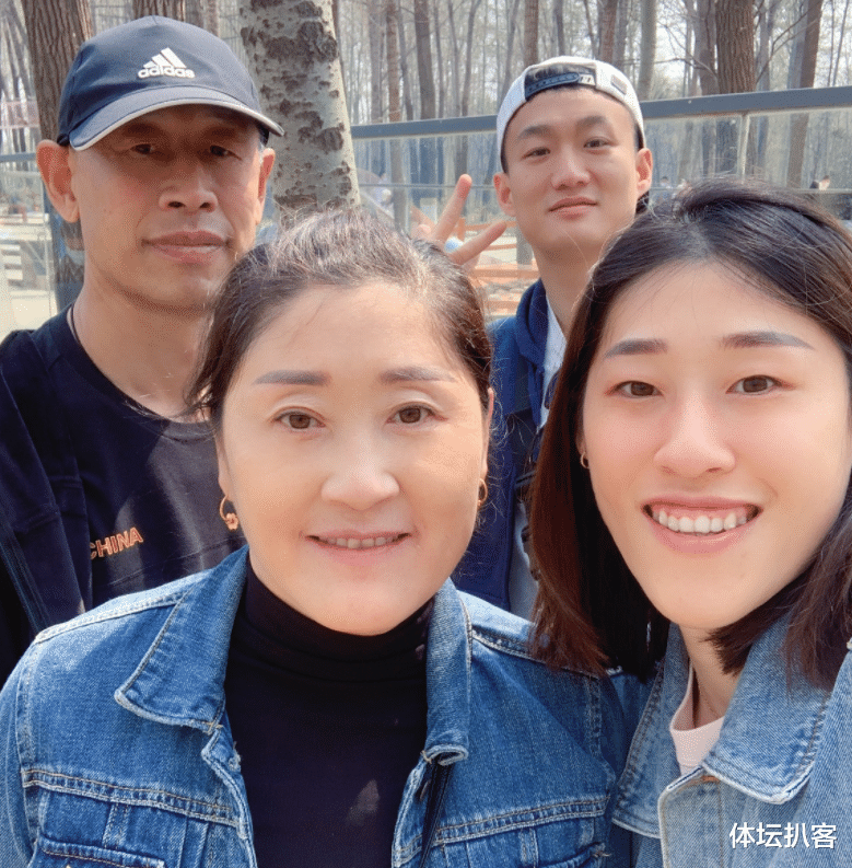 |好事将近！女排奥运冠军带男友见家长，一起逛动物园，甜蜜合影