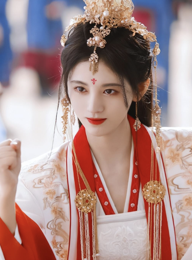 鞠婧祎|明明连代表作都没有,还装模作样当评委,小丑闹剧何时才能停止?