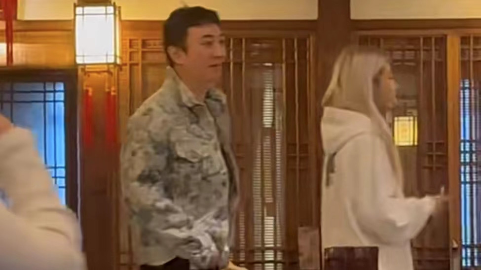 王思聪|王思聪风波后携美女吃90元大闸蟹，红光满面心情佳