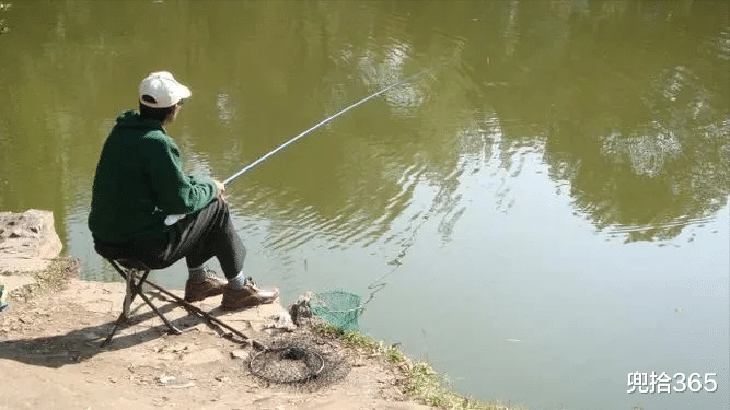江苏省|江苏一男子钓鱼玩出了新花样,小鲫鱼拍成10斤大鱼,网友:学会了