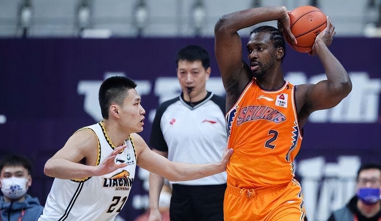季后赛|CBA27岁外援受捧，2豪门争抢，杜锋盼李春江成全，引援辅助易建联