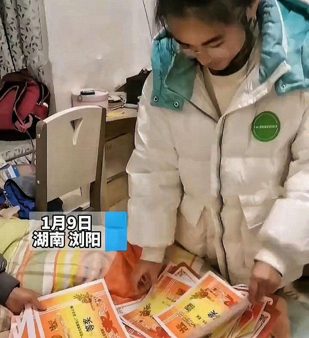 爸爸承诺女儿每张奖状赏10元,女儿拿出30多张,网友:奖少了