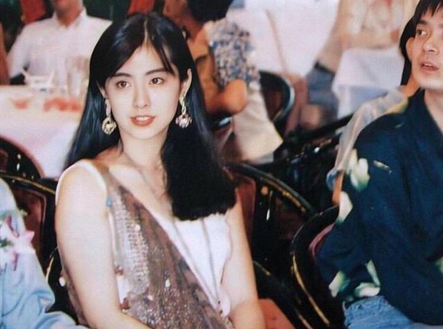 王祖贤|1992年女神王祖贤回安徽老家办了3件事:喝啤酒、祭祖先、看中学