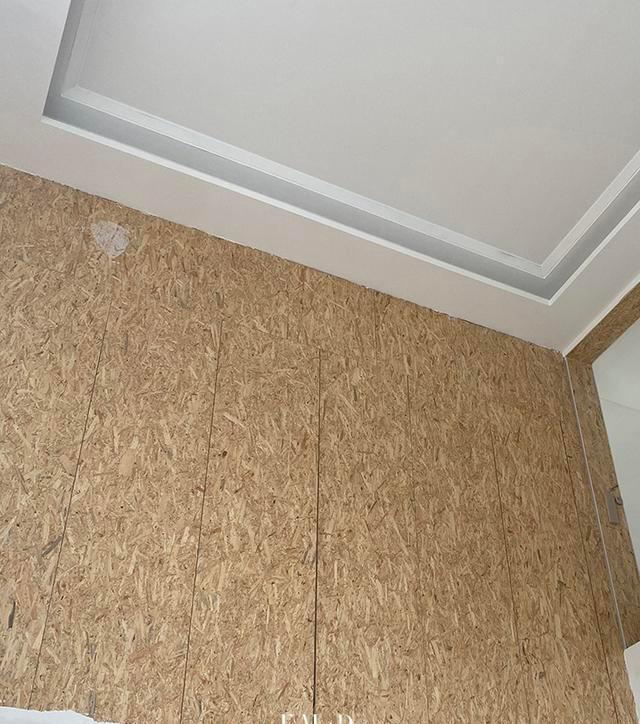 客厅挑空6.4m,考虑岩板上墙不脱落,5.5米电视墙全铺满,档次高