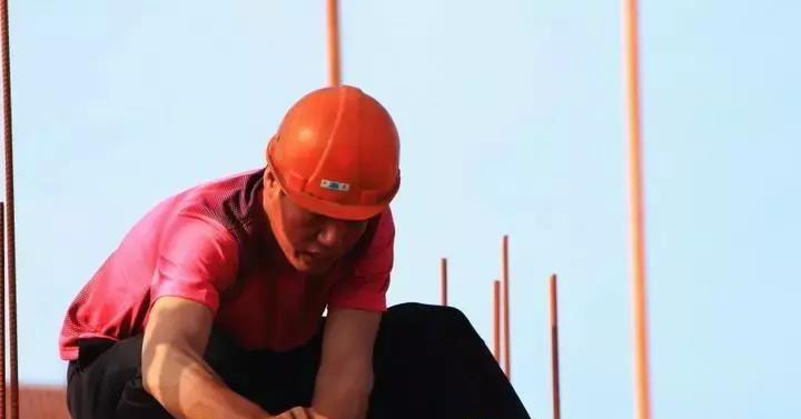 工人|工厂濒临破产，厂长借钱给工人发工资，工资到手，工人纷纷离开