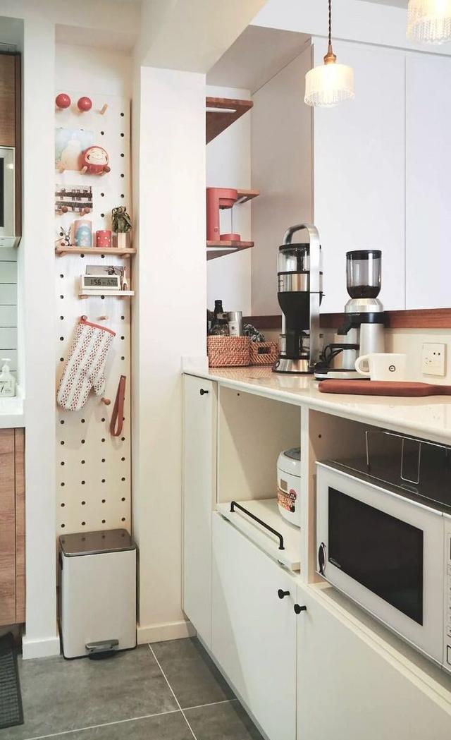 一直低估了洞洞板的能力,移动+收纳,安装在窗户墙上有窗帘效果