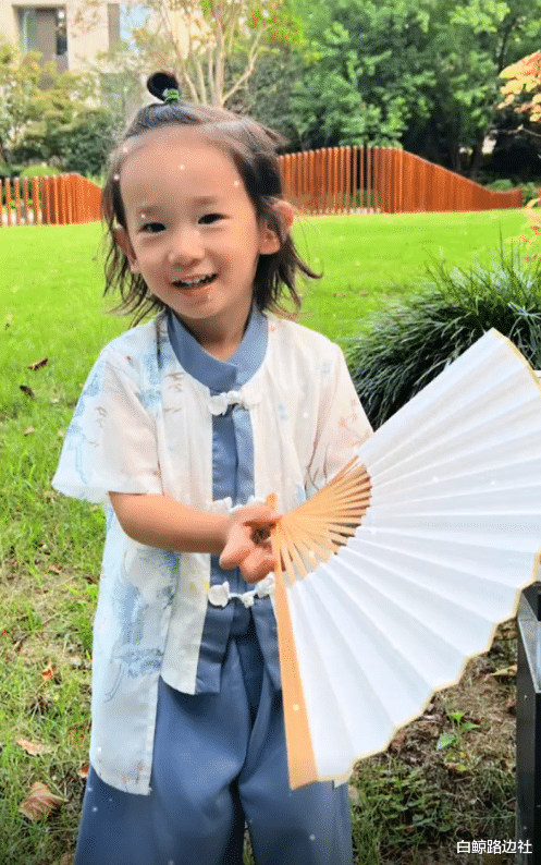 陈小春|应采儿晒2岁小儿子近照!Hoho扎辫子像女孩,五官和陈小春一模一样