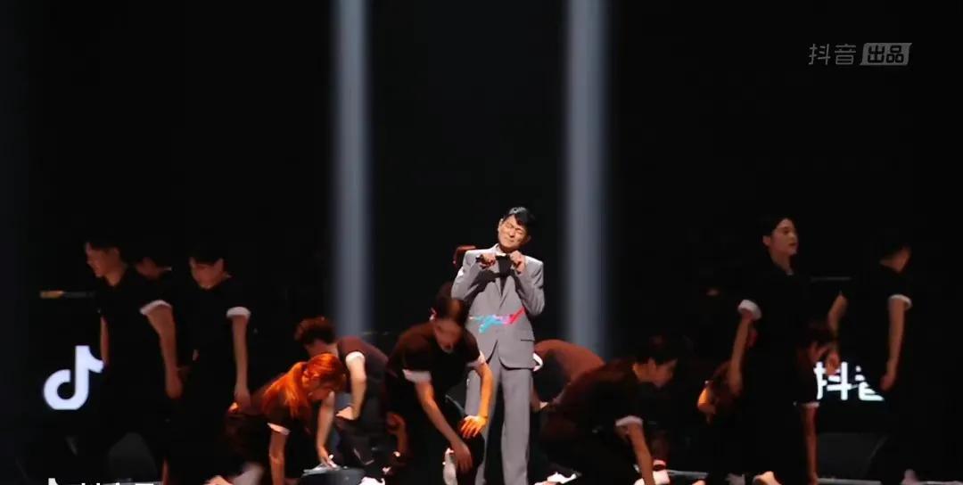 刘德华|刘德华演唱会:开播前预约人数仅425万被质疑过气,损失近亿元