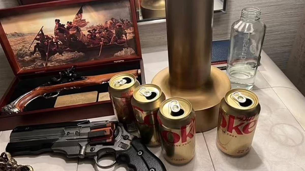 伊隆·马斯克|马斯克又一次展示了他的床头柜，称其“最珍贵的物品”