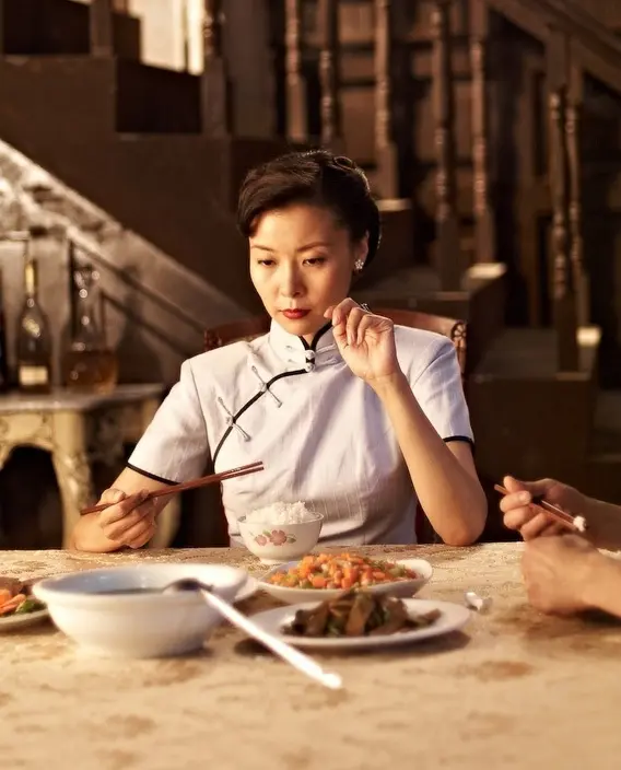 柯蓝|众星现身艺术活动：柯蓝面部显僵硬，鲁豫穿皮裤瘦得脖子青筋直冒