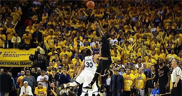 |NBA主场比赛时，主场为球迷发放的统一服装还会被收回去吗？