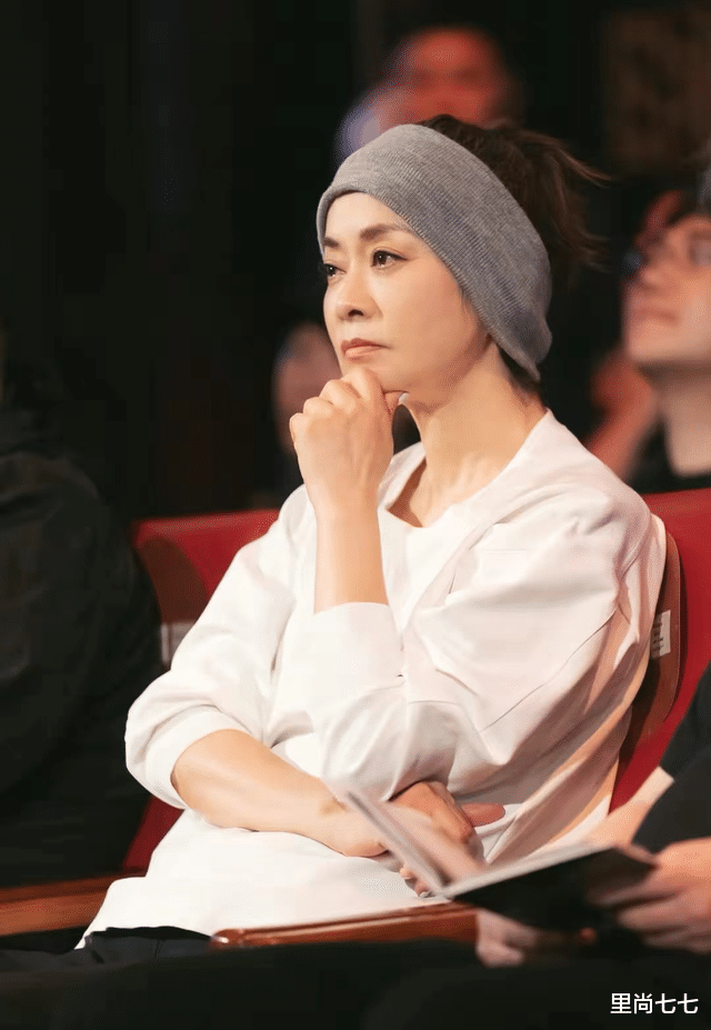 豆腐 毛阿敏丧夫2月后首次露面，穿短裤格格不入，瘦成骨头人强颜欢笑