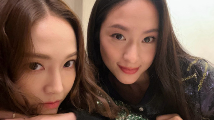 于和伟|郑秀妍与妹妹合体晒照庆圣诞，郑秀晶面部凹陷额头肿胀被指认不出