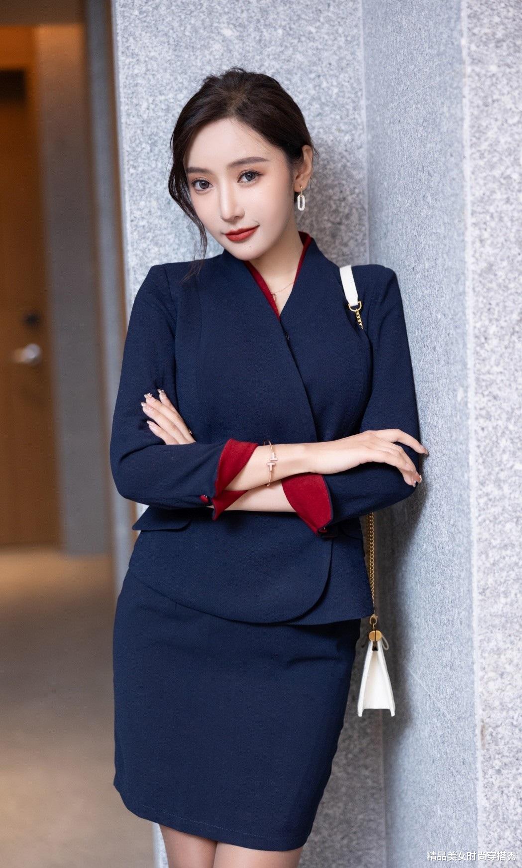 |简约而又不简单的藏蓝色套装,展现职场风的正式干练