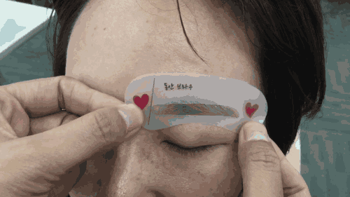 明星素颜 50+岁的女人，尽量学会化妆！这3样化妆品+3步骤，打造精致伪素颜