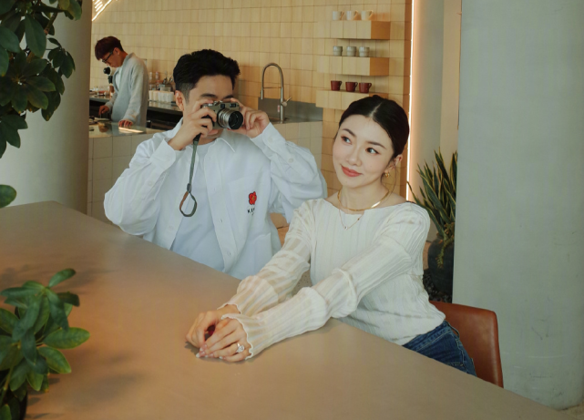 程晓玥|郑恺前任程晓玥挺孕肚直播,素颜出镜颜值耐打,脸圆一圈孕味十足!